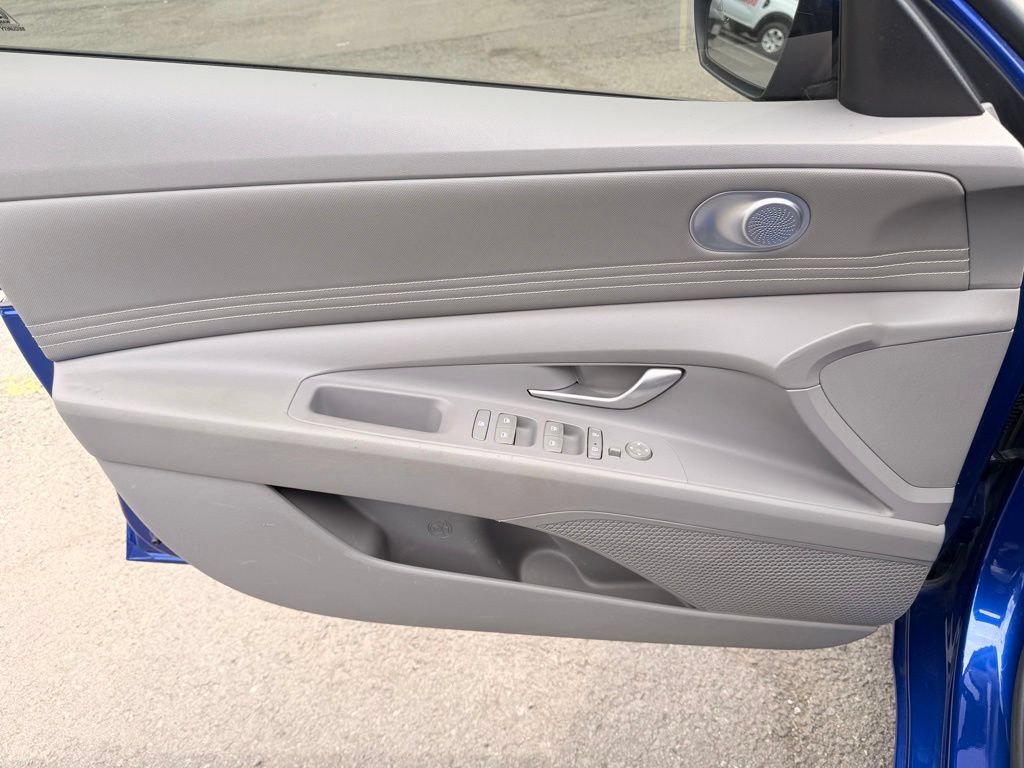 Used 2022 Hyundai Elantra SEL w/ Convenience Package FWD image 8