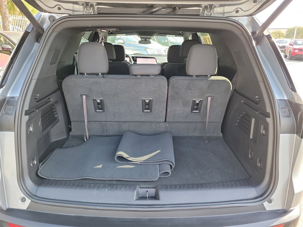 Used 2025 Chevrolet Traverse LT image 24