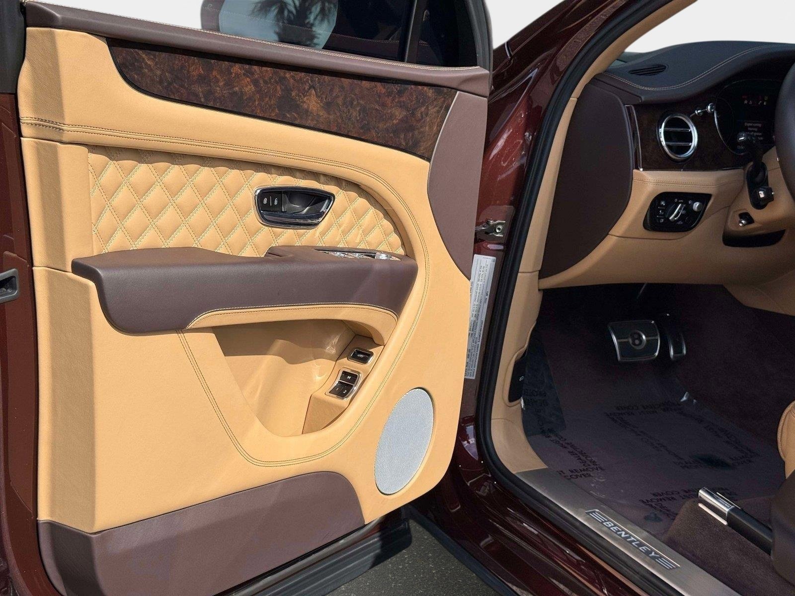 Used 2022 Bentley Bentayga image 41