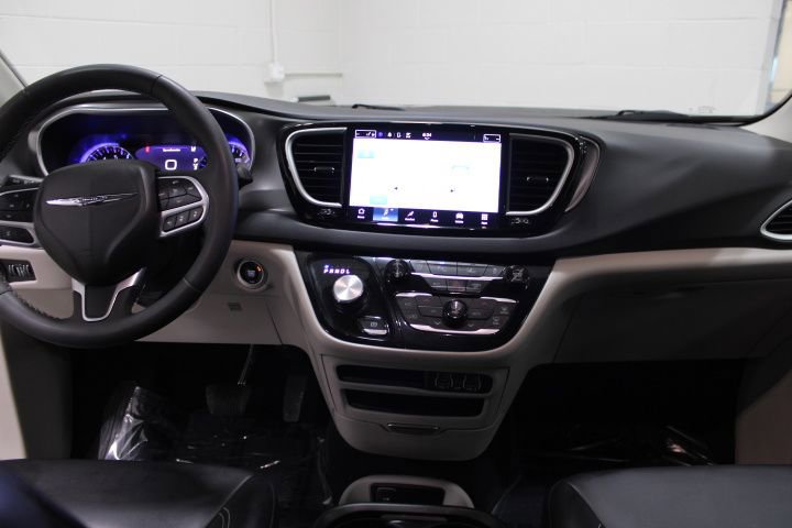 Used 2024 Chrysler Pacifica Touring-L image 32