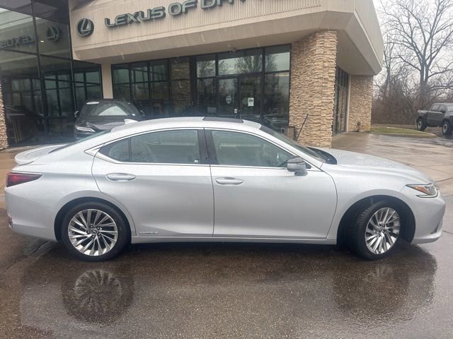 Used 2021 Lexus ES 300h w/ Accessory Package image 2