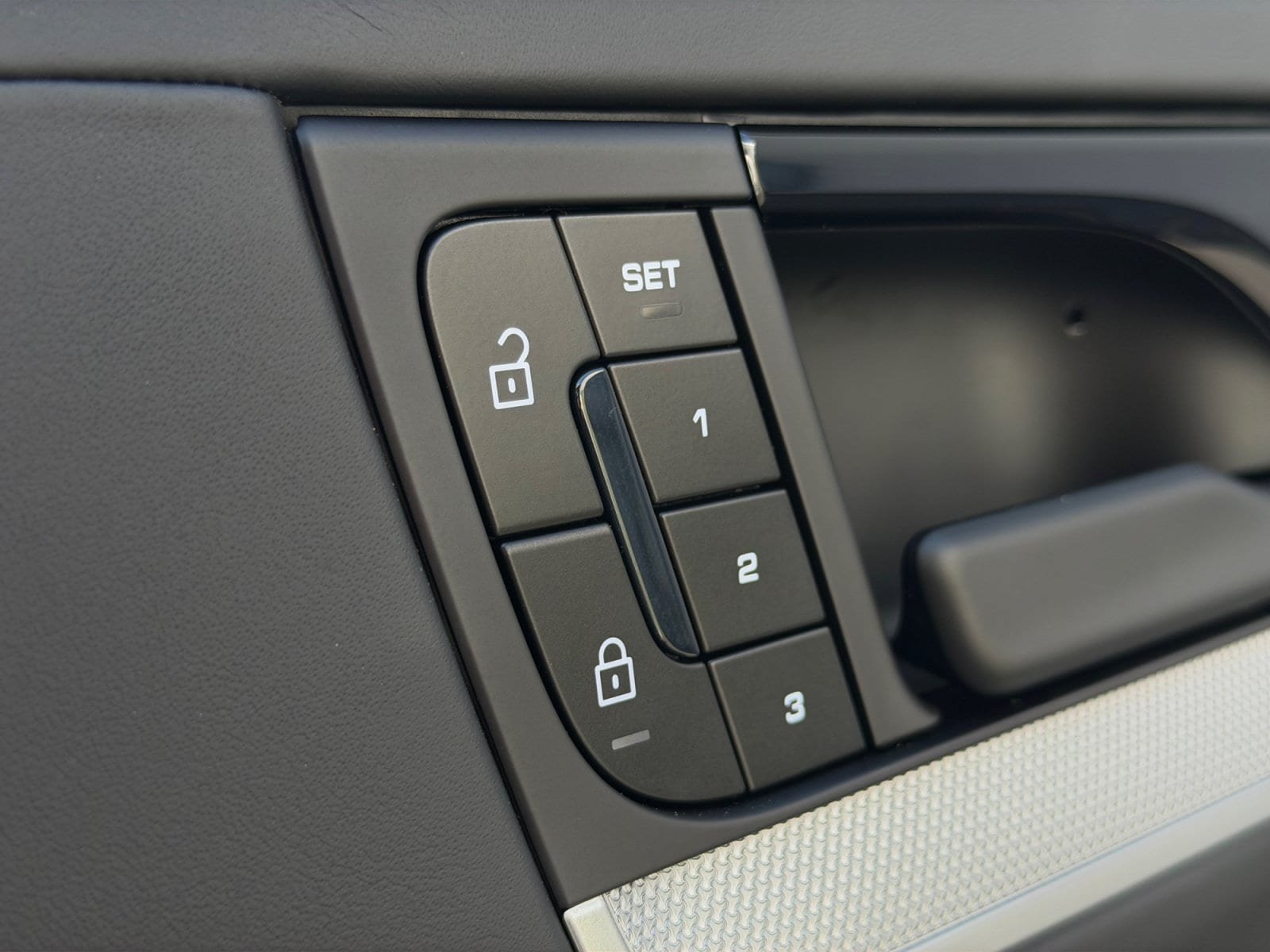 Certified 2025 Porsche Cayenne AWD/4WD image 29
