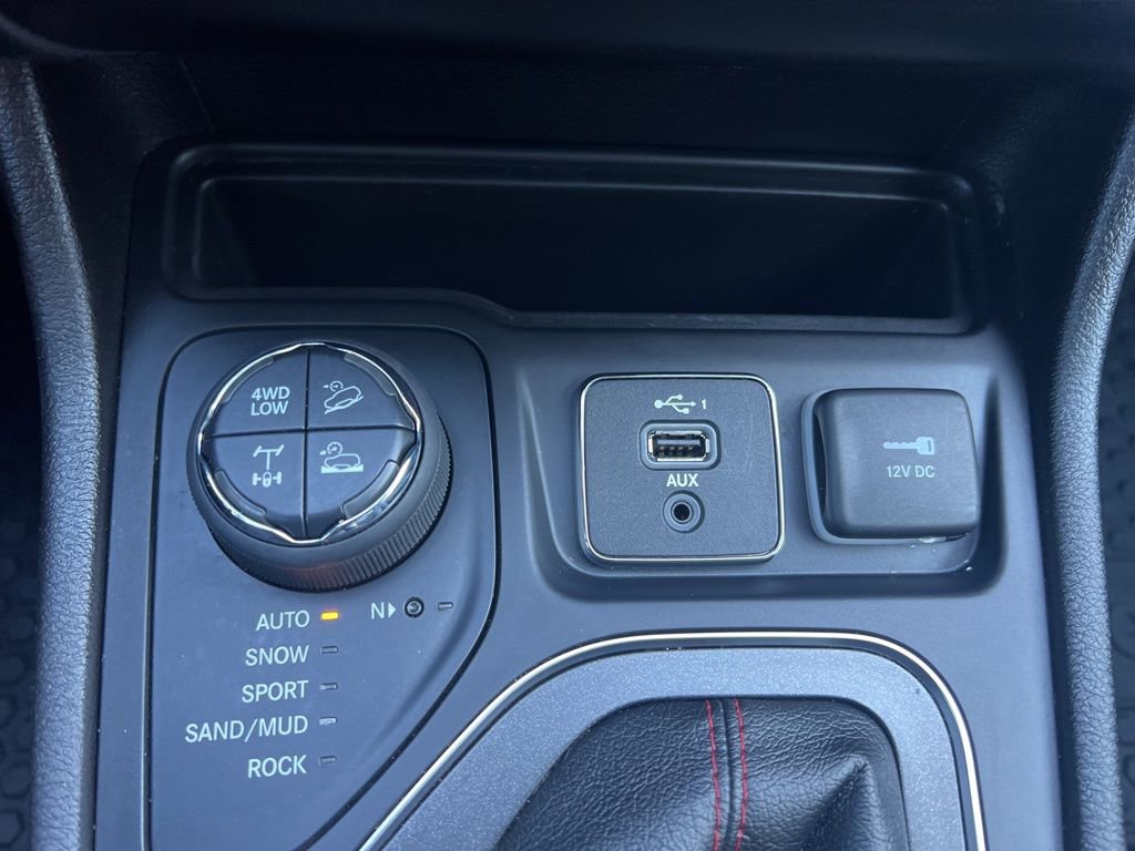 Used 2019 Jeep Cherokee Trailhawk image 22