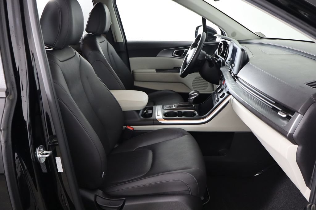 Used 2023 Kia Carnival LX FWD image 19