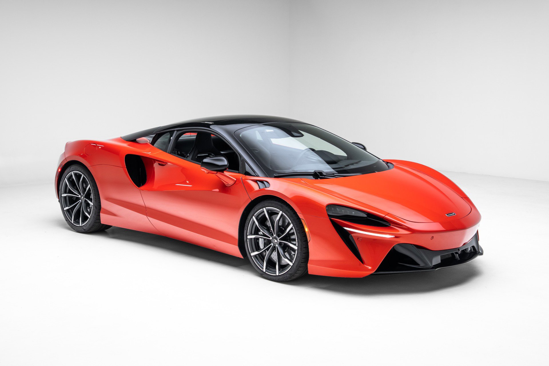 Used 2024 McLaren Artura image 11