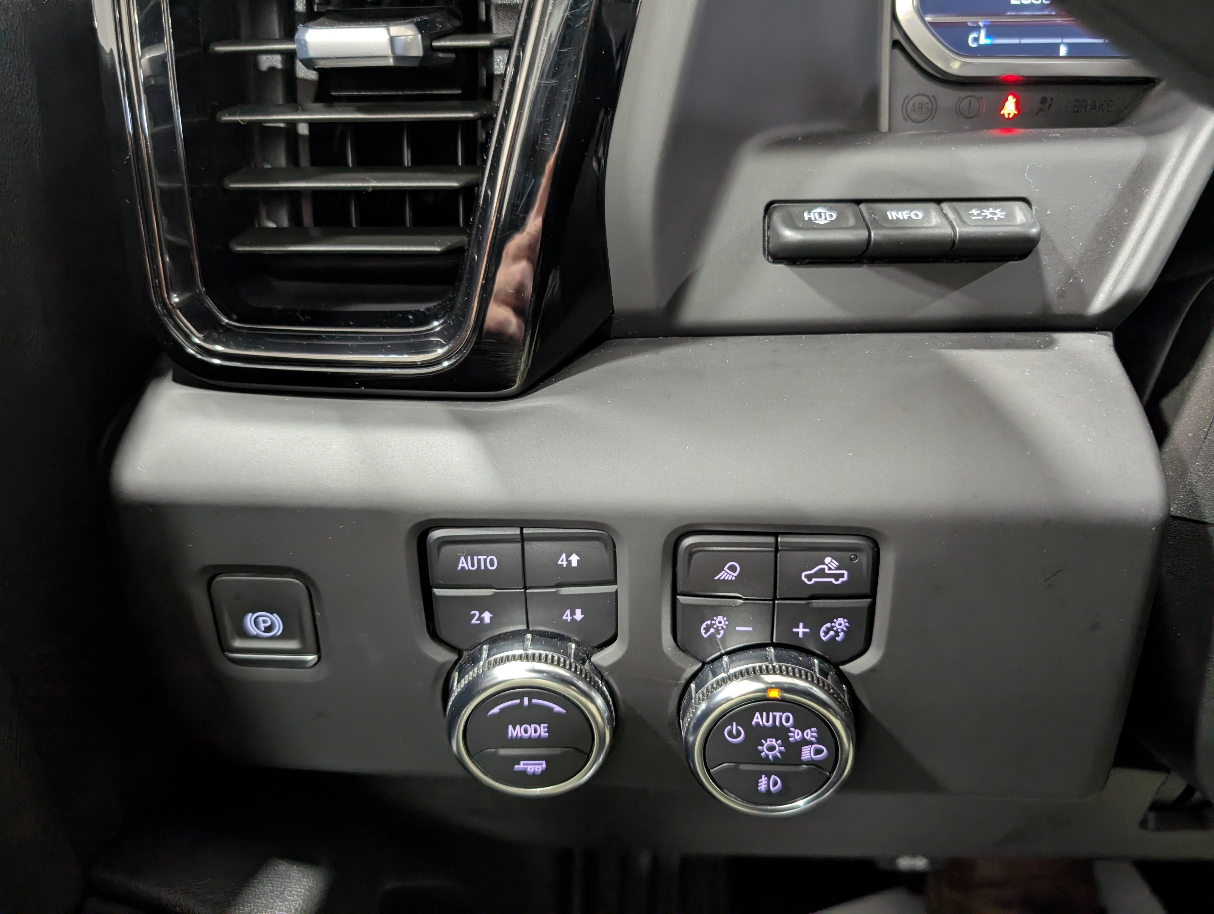 Used 2024 GMC Sierra 3500 AT4 w/ AT4 Premium Plus Package AWD/4WD image 24