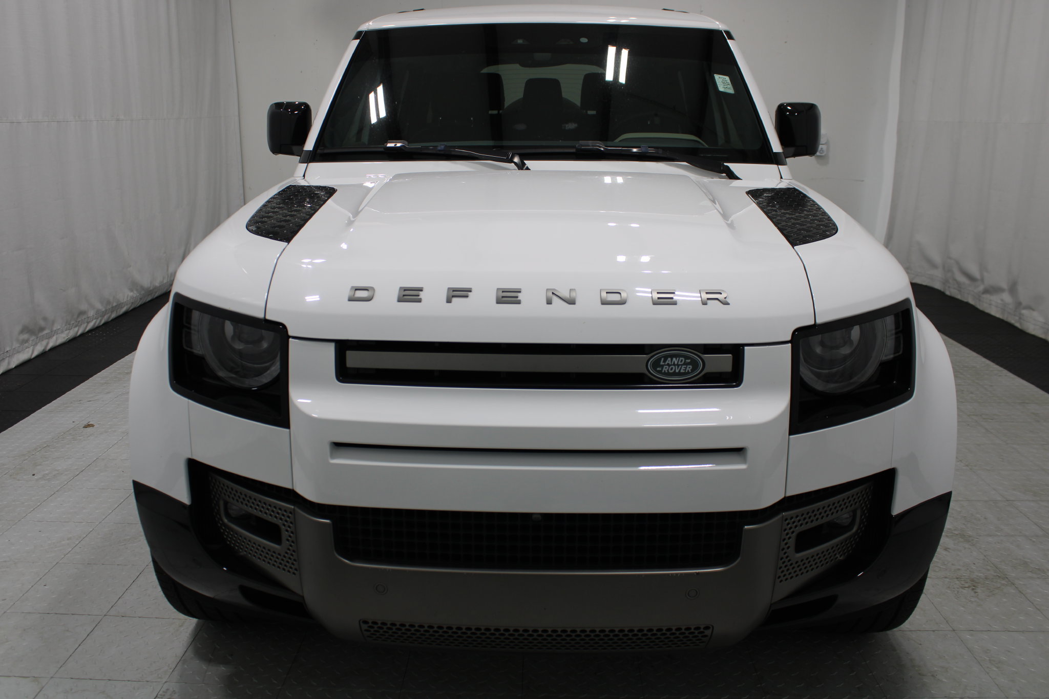 Used 2024 Land Rover Defender 130 X-Dynamic SE AWD/4WD image 3