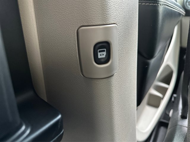 Used 2014 Chrysler Town & Country Touring FWD image 43