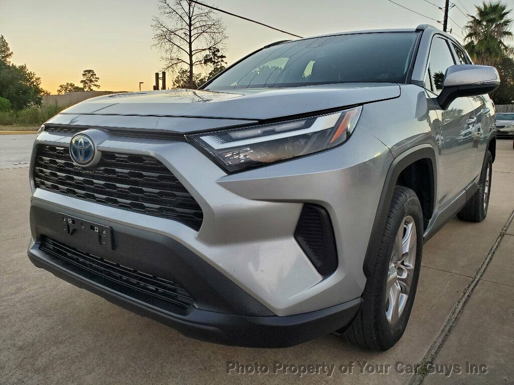 Used 2022 Toyota RAV4 XLE w/ Convenience Package image 3