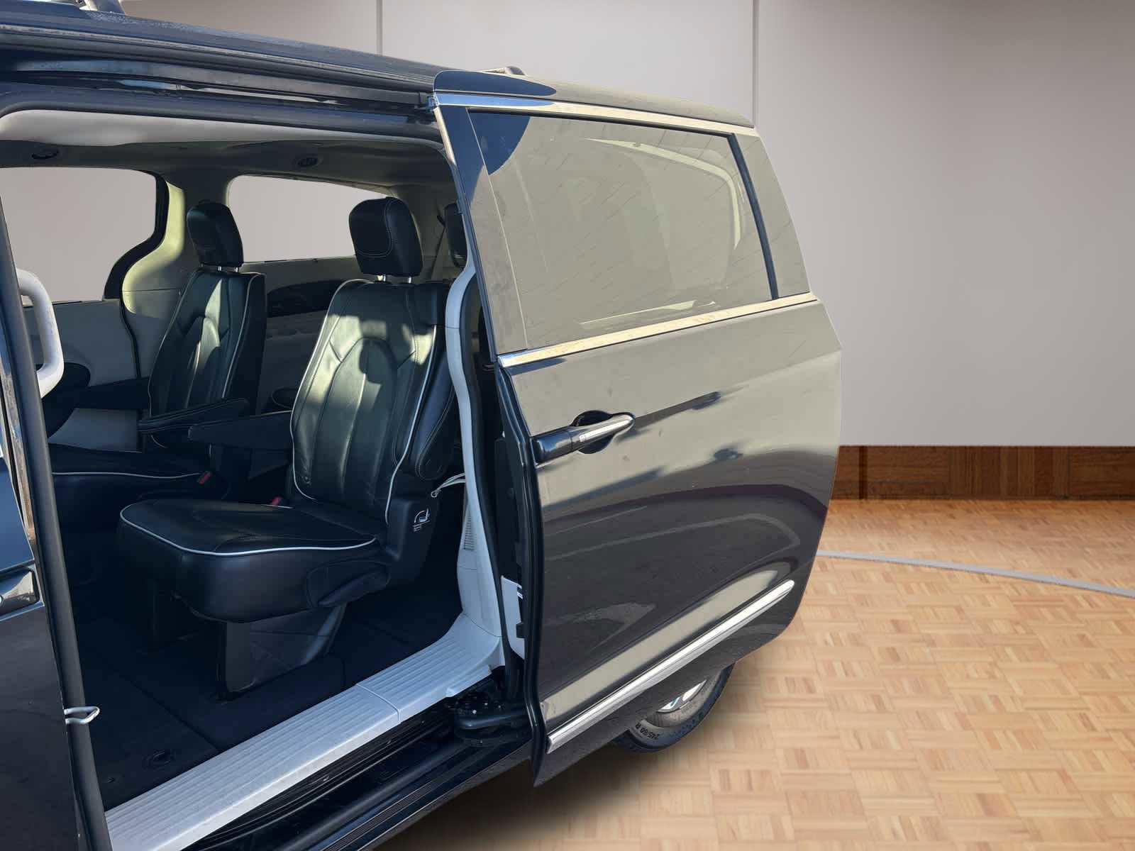 Used 2022 Chrysler Pacifica Limited FWD image 11