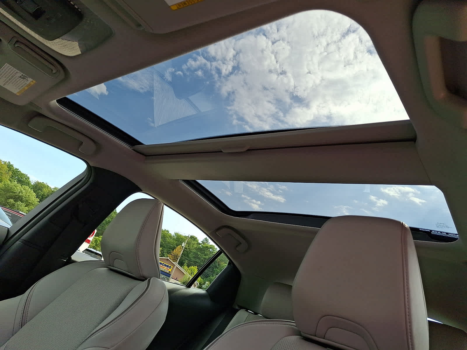 Certified 2025 Toyota Prius XLE FWD image 17