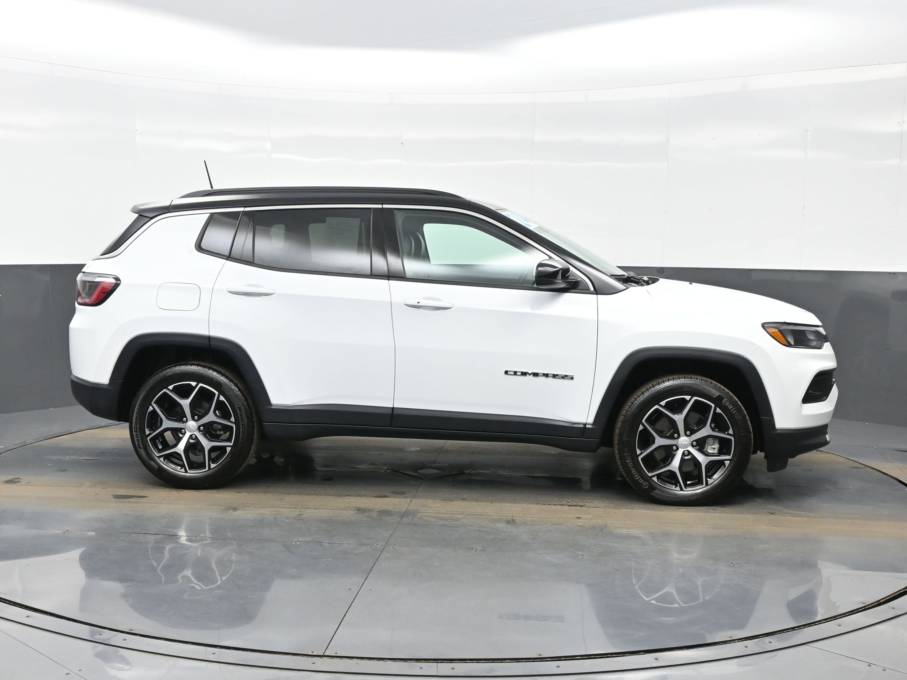 Used 2024 Jeep Compass Limited image 7