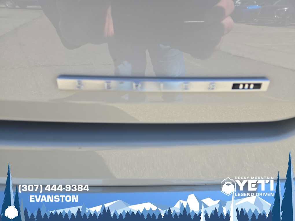 Used 2022 Jeep Wagoneer Series III w/ Rear Seat Video Group 1 AWD/4WD image 4