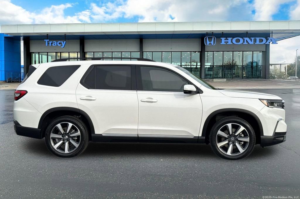 Certified 2025 Honda Pilot Touring image 4