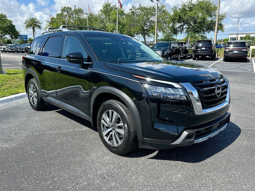 Used 2025 Nissan Pathfinder SL FWD image 3