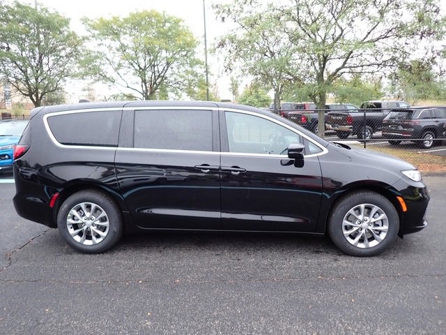 New 2026 Chrysler Pacifica Select image 8