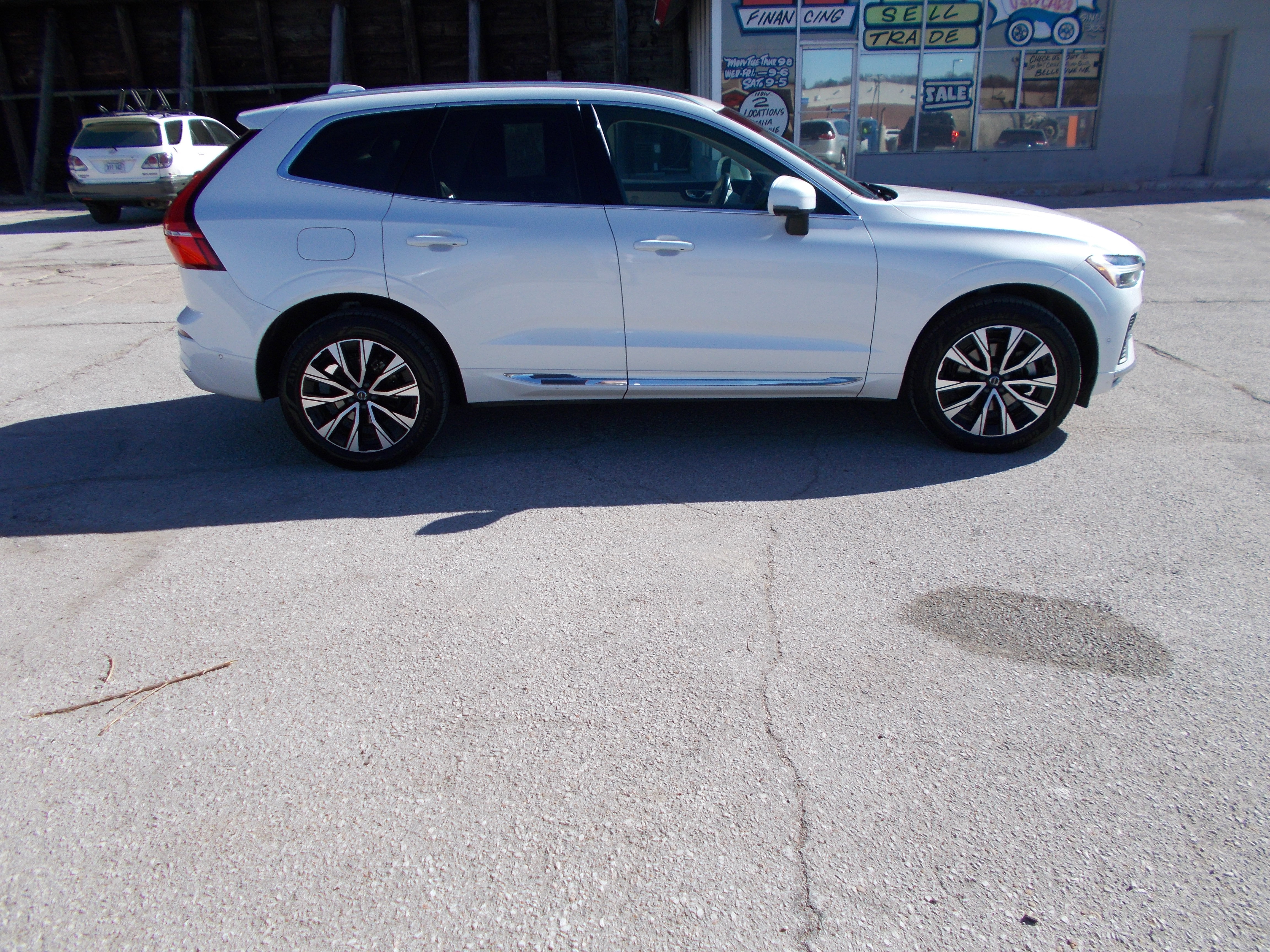 Used 2023 Volvo XC60 B5 Plus image 4