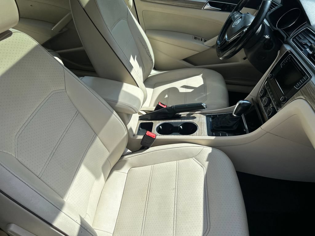 Used 2018 Volkswagen Passat 2.0T SE FWD image 14