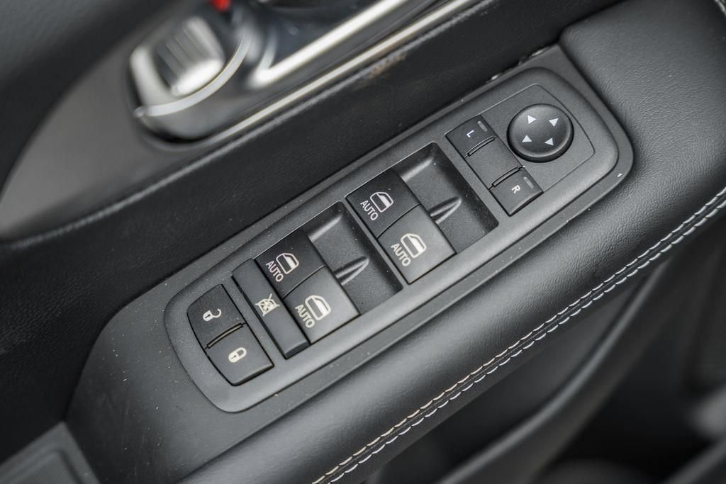 New 2025 Chrysler Pacifica Select FWD image 32