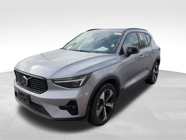 Used 2026 Volvo XC40 B5 Plus AWD/4WD image 2