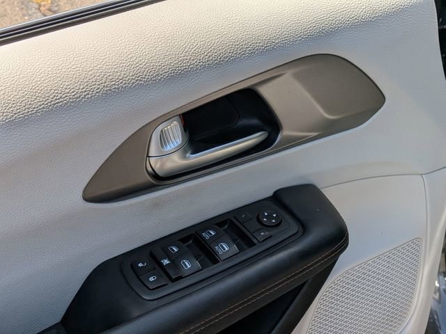 Used 2020 Chrysler Pacifica Touring FWD image 9