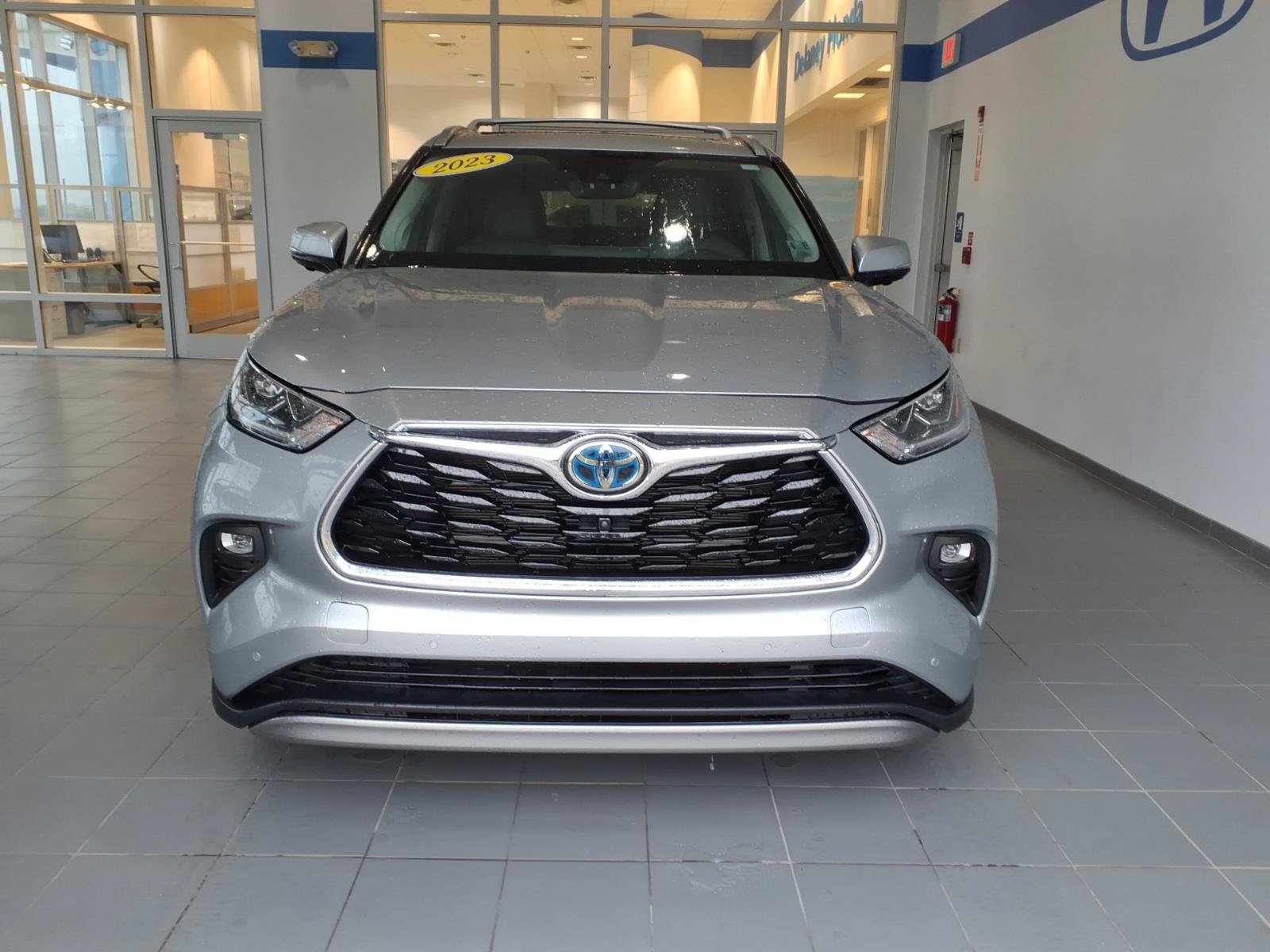 Used 2023 Toyota Highlander Platinum AWD/4WD image 2