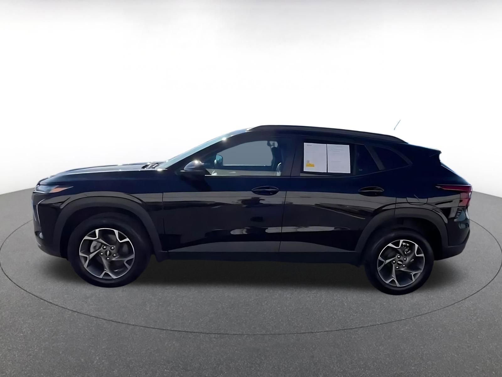 Used 2025 Chevrolet Trax LT FWD image 8