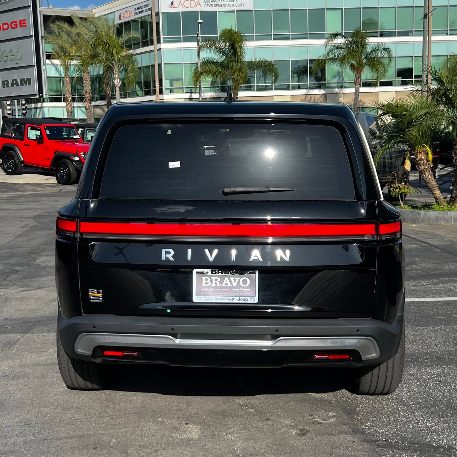 Used 2023 Rivian R1S Adventure AWD/4WD image 4