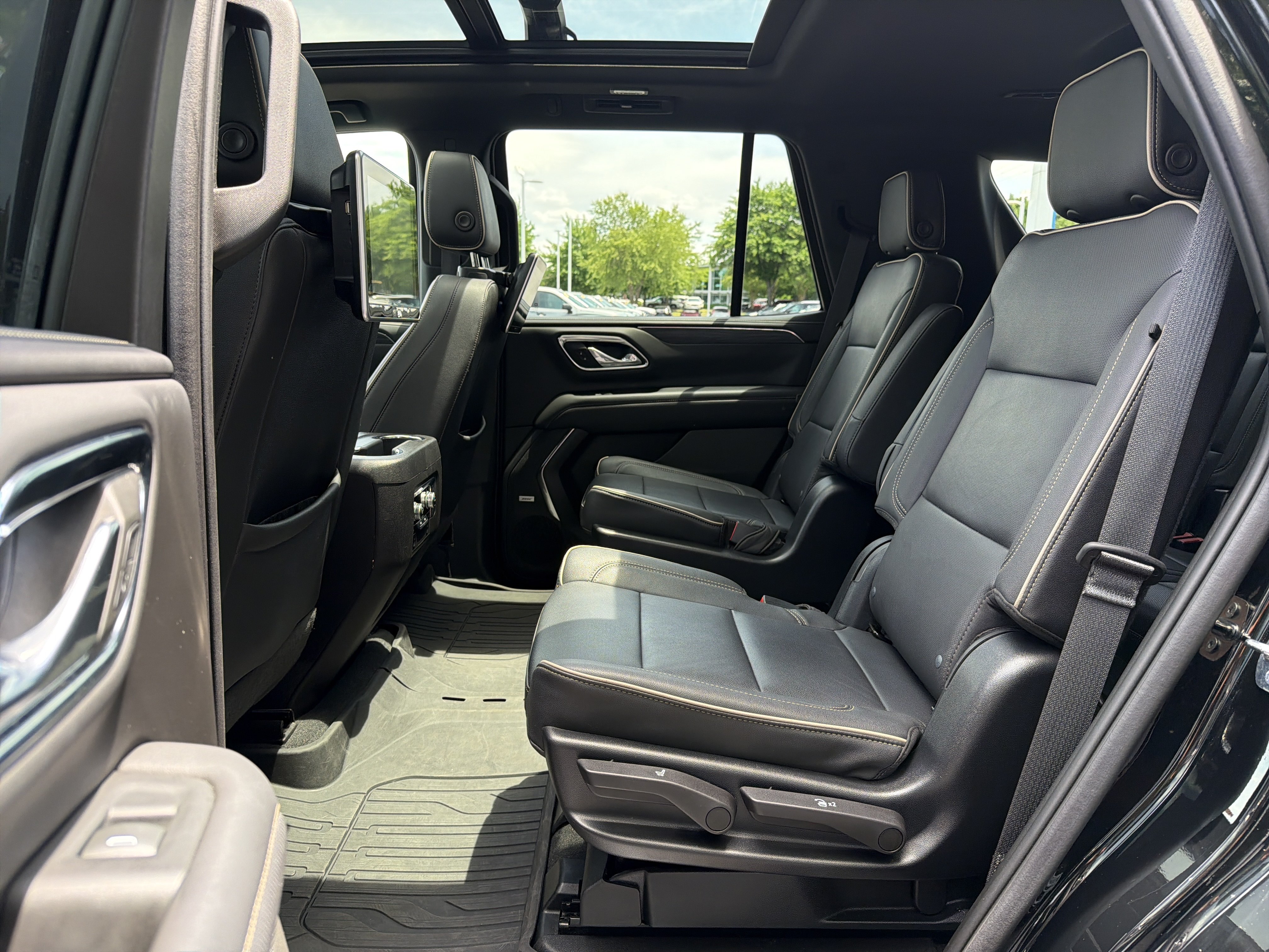 Used 2023 GMC Yukon SLT w/ SLT Luxury Package AWD/4WD image 32