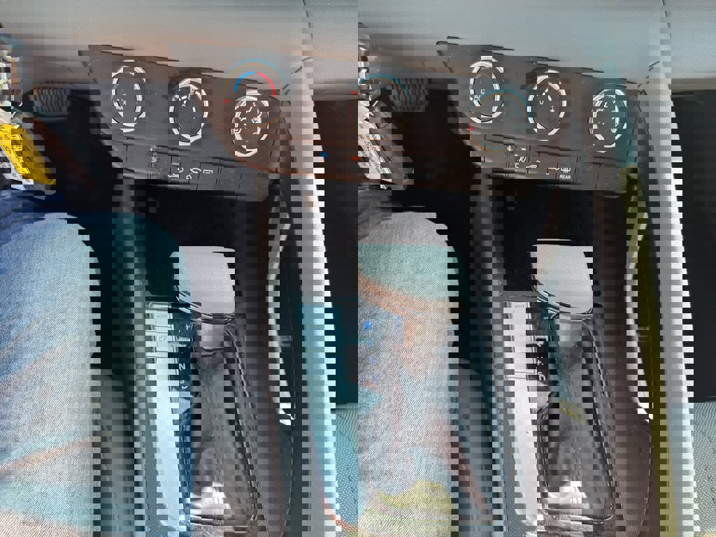 Used 2024 Hyundai Elantra SE image 11