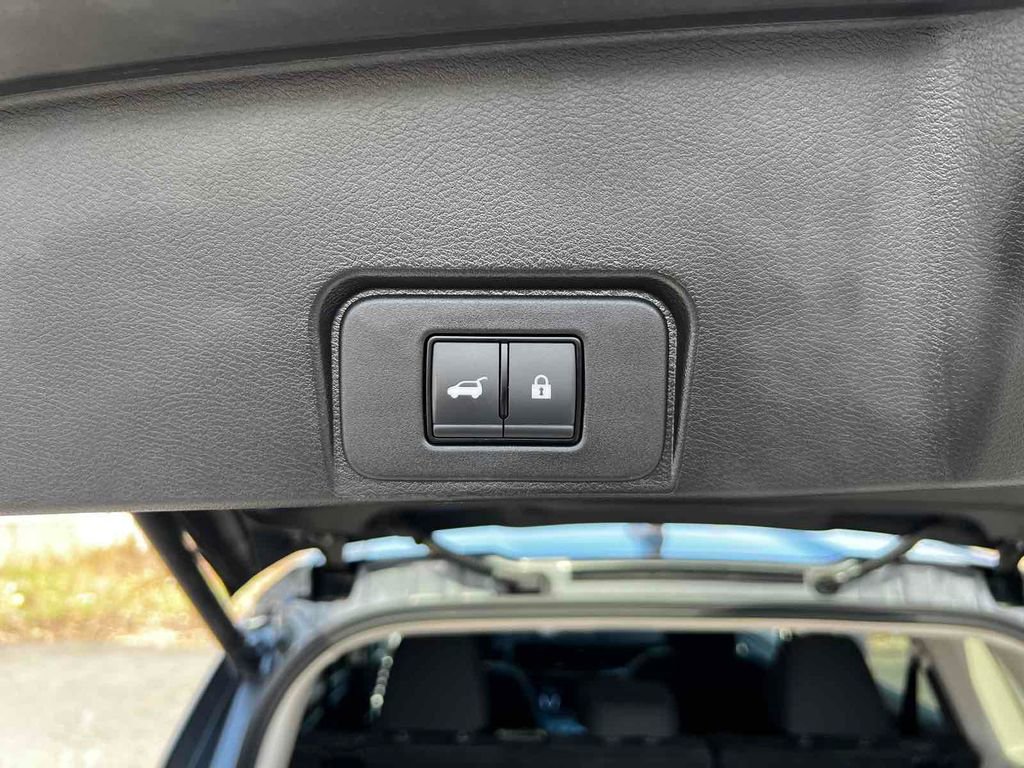 Used 2024 Nissan Rogue SV image 31