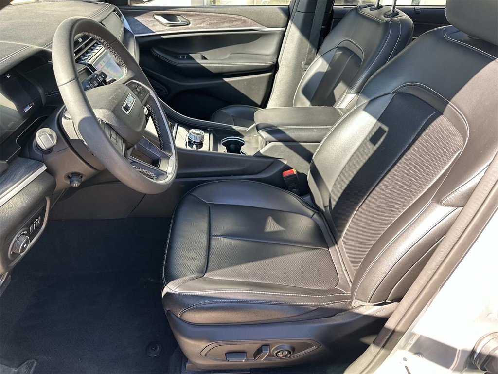 Used 2024 Jeep Grand Cherokee L Limited w/ Luxury Tech Group II image 17