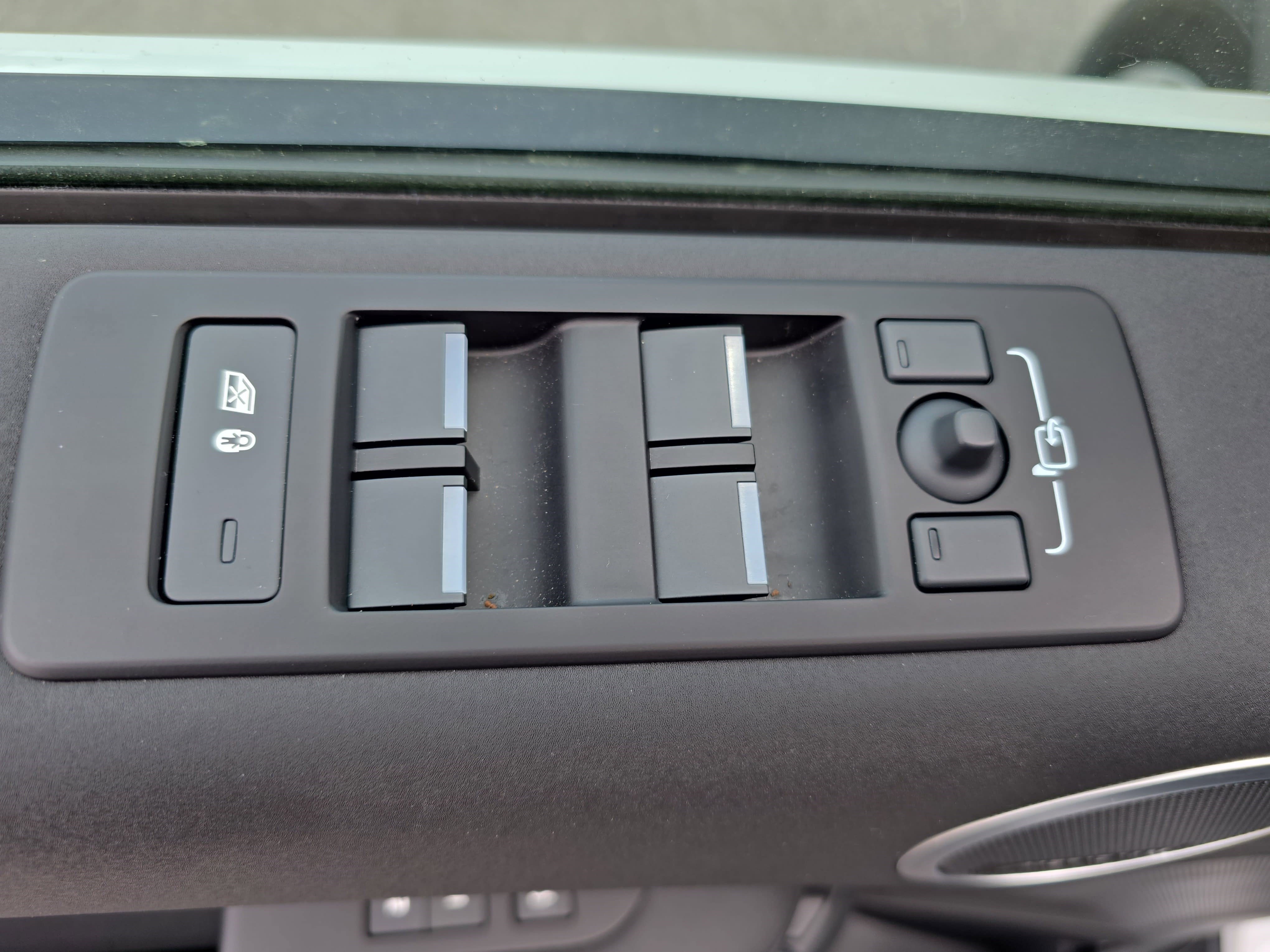 Used 2025 Land Rover Discovery S image 30