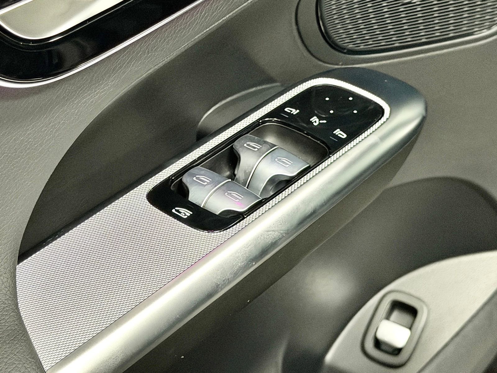 Used 2026 Mercedes-Benz GLC 300 image 23