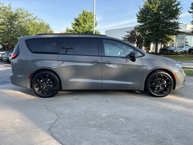 Used 2025 Chrysler Pacifica Limited FWD image 2