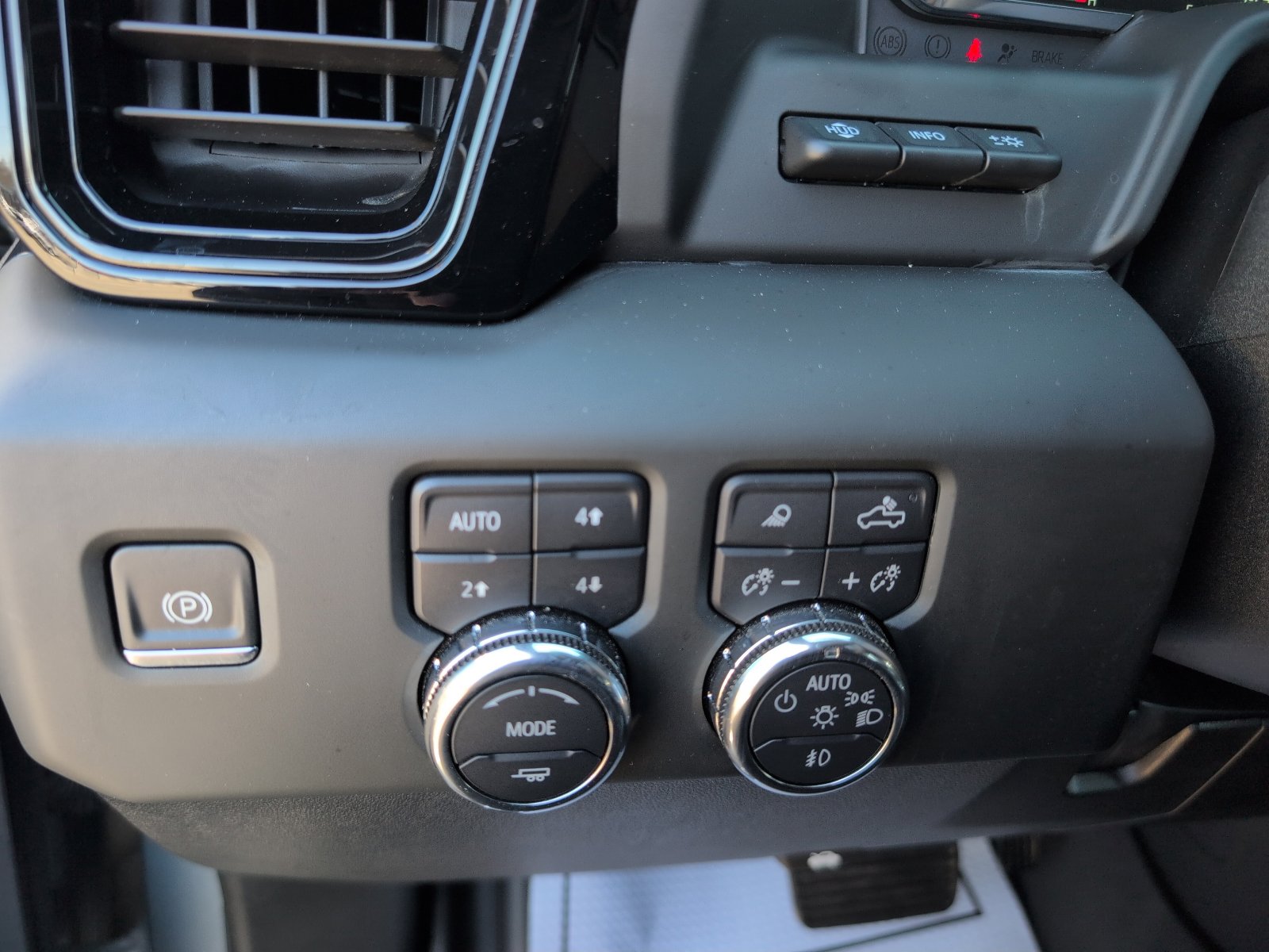 Used 2024 GMC Sierra 2500 AT4 w/ Technology Package image 22