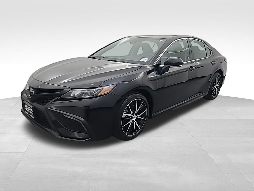 Used 2023 Toyota Camry SE w/ Cold Weather Package image 9