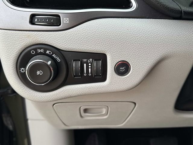 Used 2019 Jeep Cherokee Limited image 32