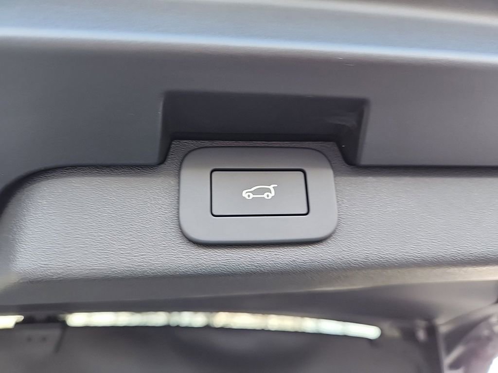 Used 2025 Land Rover Discovery S image 14