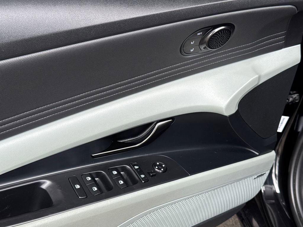 Used 2025 Hyundai Elantra Limited FWD image 28