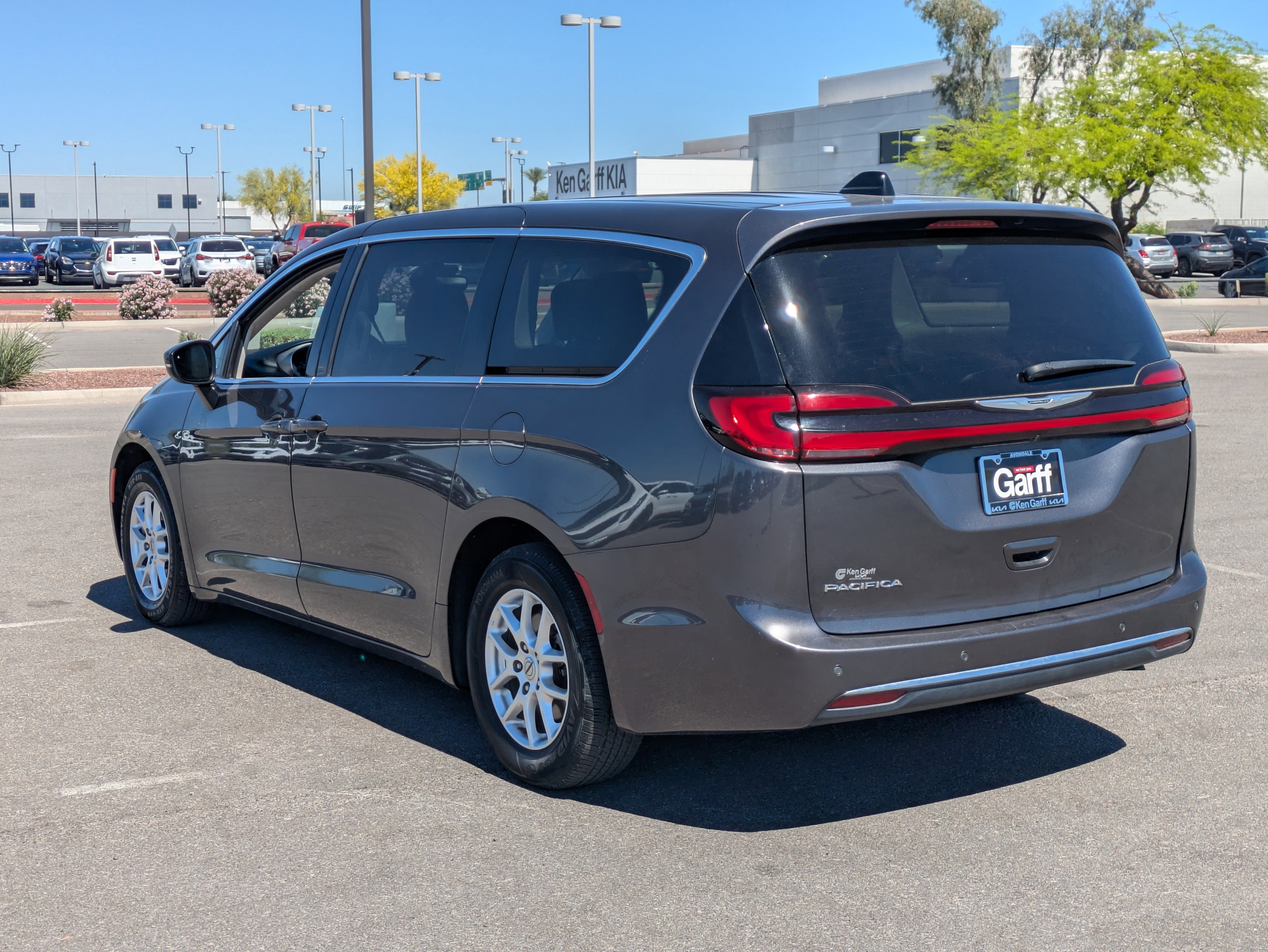 Used 2023 Chrysler Pacifica Touring-L FWD image 3
