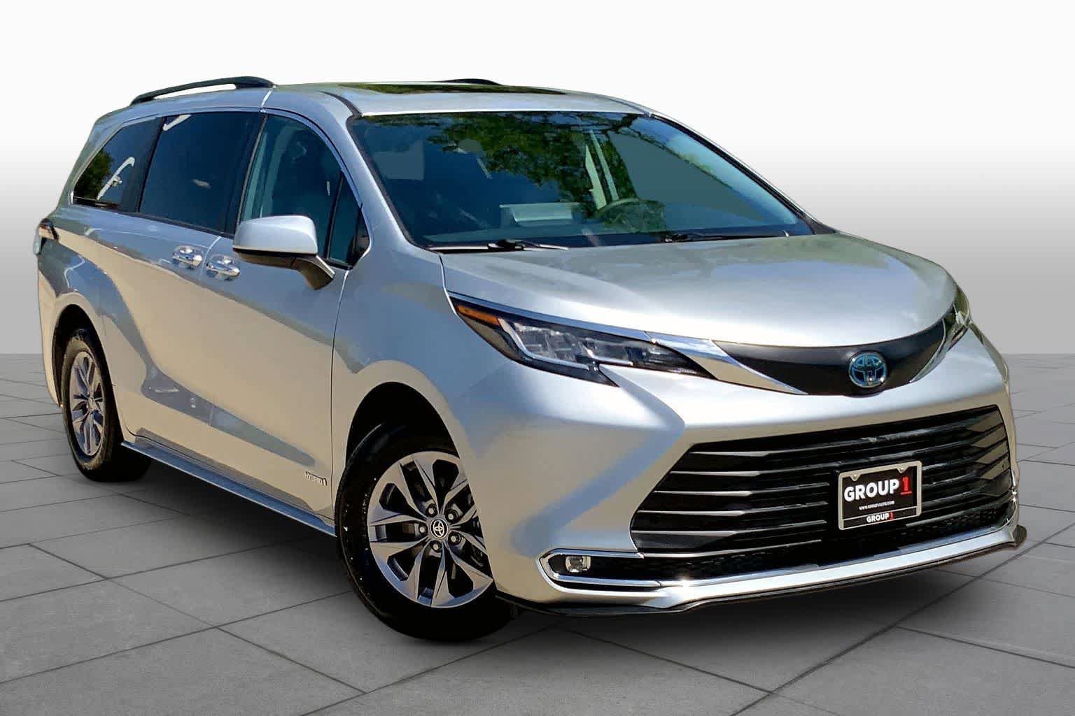 Used 2021 Toyota Sienna XLE image 3