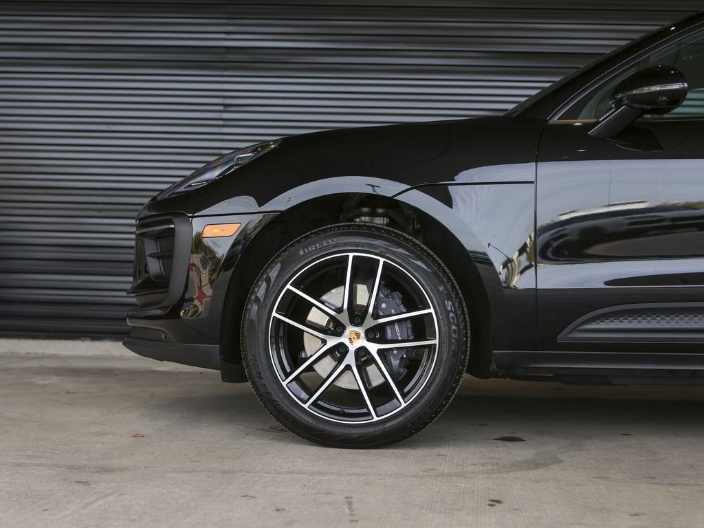 Certified 2025 Porsche Macan image 13