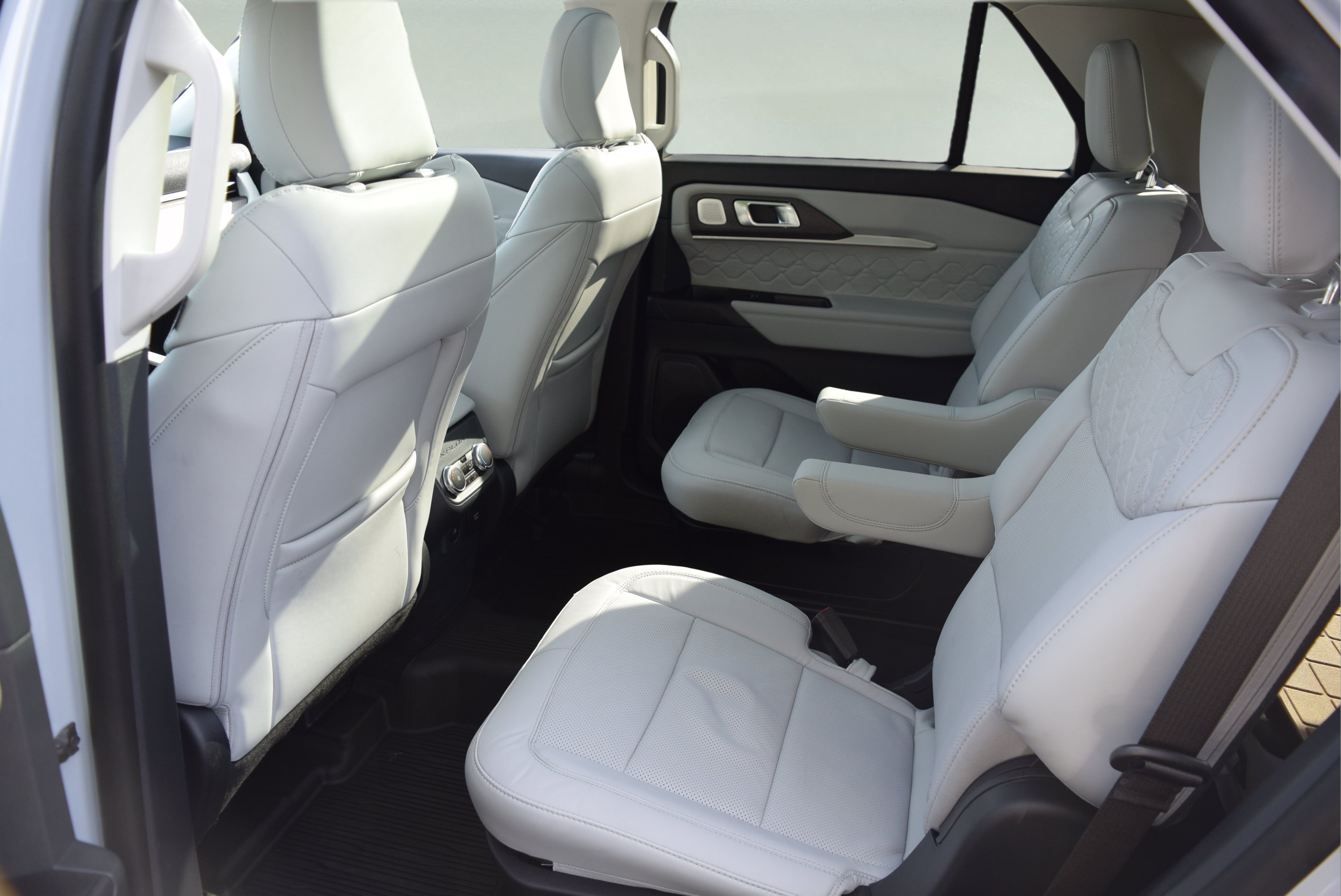 Used 2026 Ford Explorer Platinum w/ LUX Leather Package AWD/4WD image 8