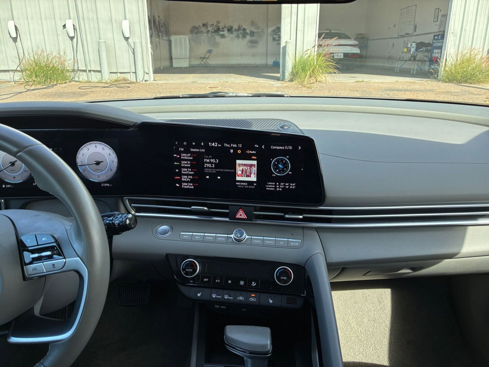 Used 2025 Hyundai Elantra SEL FWD image 17