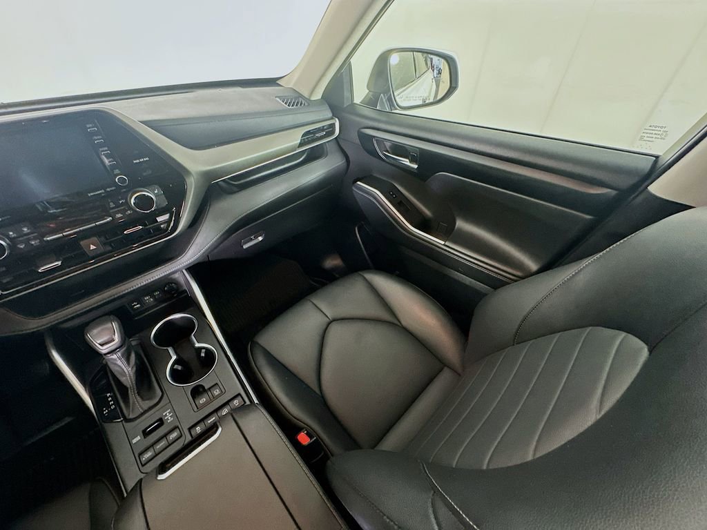 Used 2022 Toyota Highlander XLE image 11