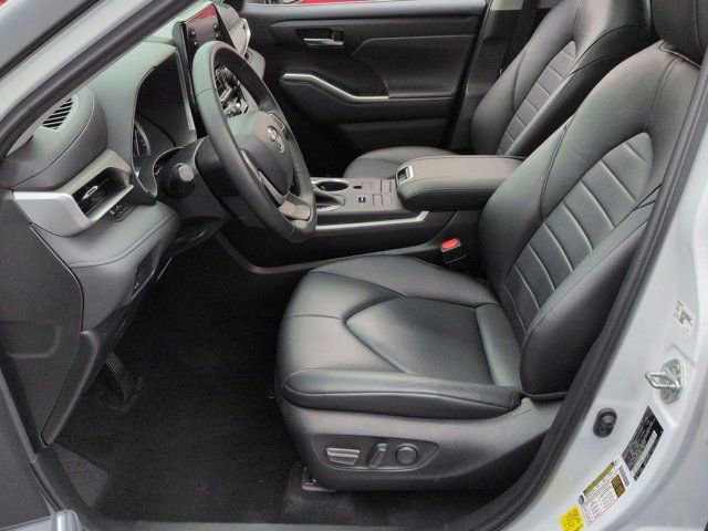 Used 2022 Toyota Highlander XLE AWD/4WD image 8