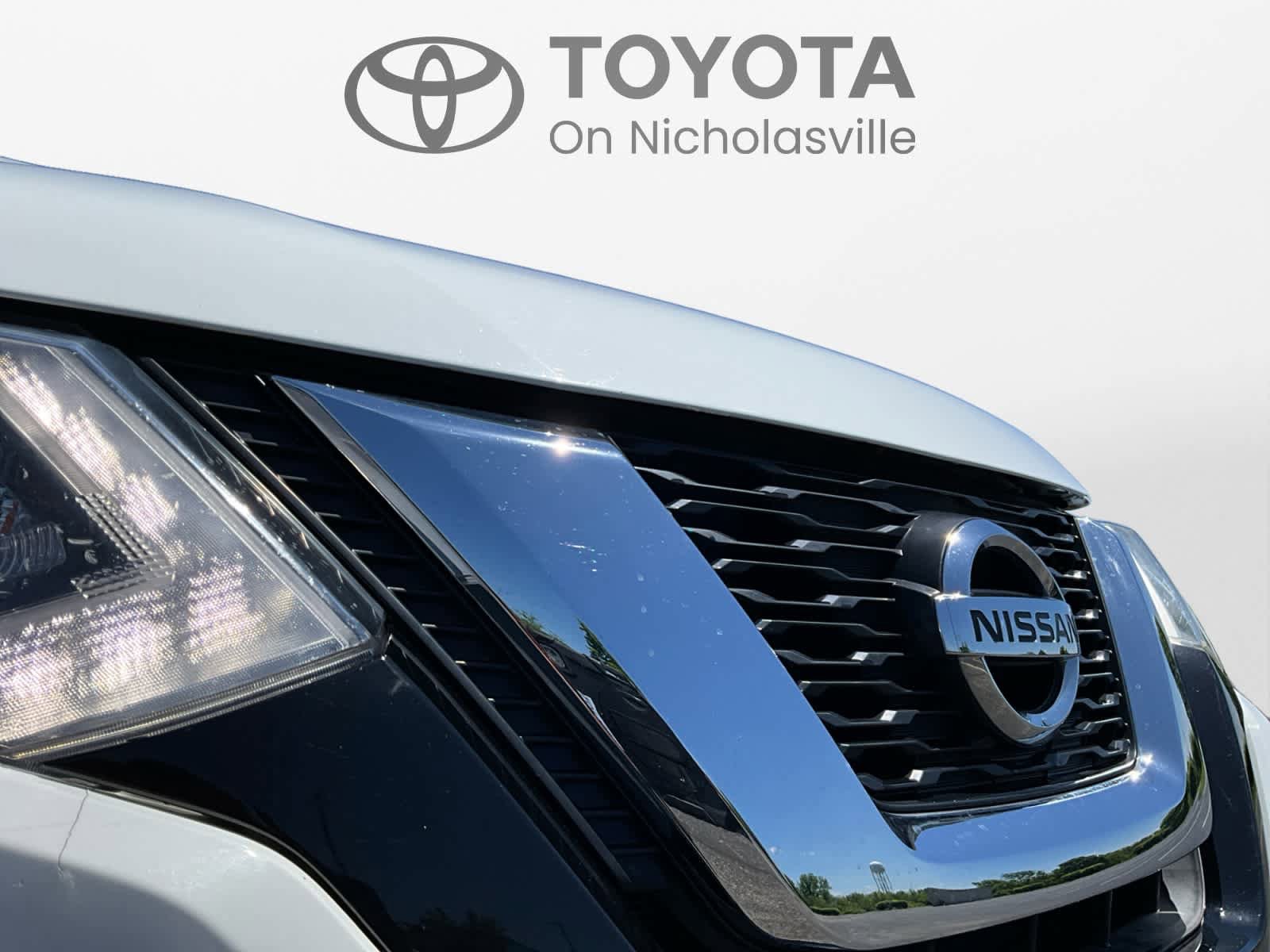 Used 2017 Nissan Rogue SV AWD/4WD image 18