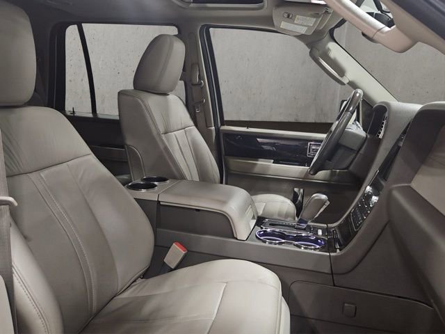 Used 2016 Lincoln Navigator Select image 22