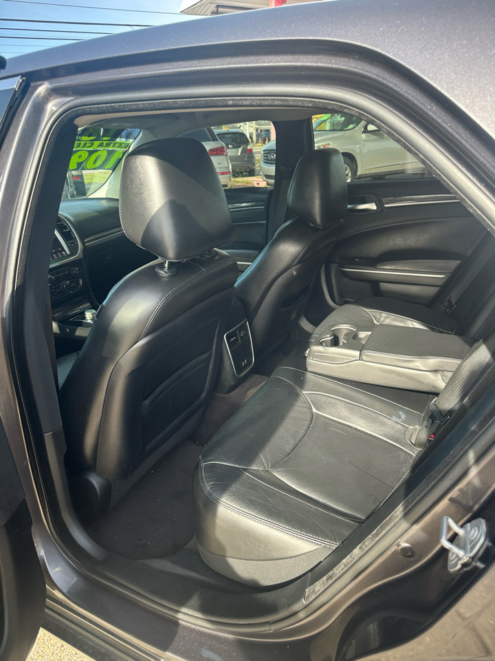 Used 2018 Chrysler 300 Touring L image 6